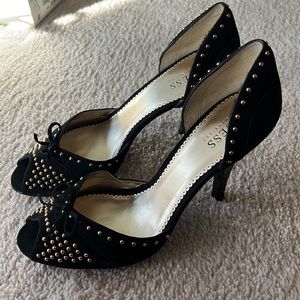 Guess heels with suede effects and gold detailing.